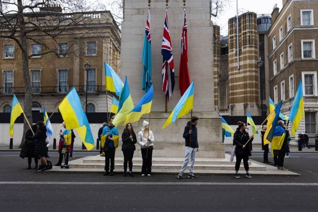 February 24, 2023, London, United Kingdom: People hold Ukrainian flags as they observe a minute s silence in Whitehall opposite Downing Street in London. The world is marking the one-year anniversary of the full-scale Russian invasion of Ukraine today. London United Kingdom - ZUMAs197 20230224_zaa_s197_485 Copyright: xTejasxSandhux