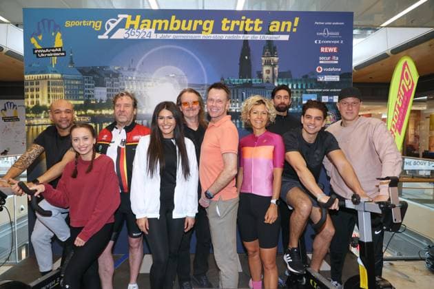 Entertainment Bilder des Tages RECORD DATE NOT STATED CHARITY-RADELN FUER DIE UKRAINE 09.03.2023 Alicia Alvarez, Ulf Ansorge, Andreas AC Clausen, Sebastian Fobe, Manuel Hasni, Ivan Klasnic, Uwe Rohde, Charles Simmons, Svenja Theißen, Annika Zimmermann, Charity-Radeln in der Europa Passage bei der mit Ergometern eine Glühbirne zum Leuchten gebracht wird. Das Geld geht 1:1 an ukrainische Hilfsprojekte in Zusammenarbeit mit der Organisation WeAreAllUkrainians, Hamburg, 09.03.2023 Copyright: xEventpressxMPx
