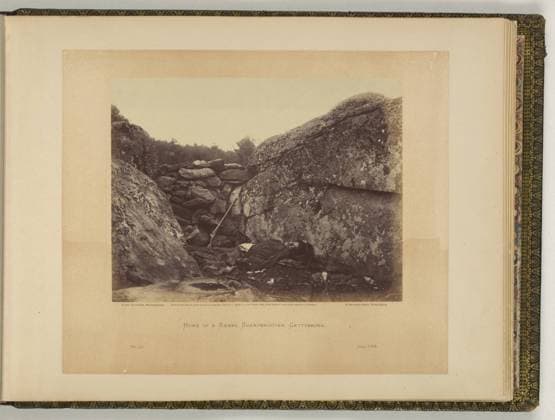RECORD DATE NOT STATED Home of a rebel sharpshooter Alex. Gardner, photographer.. William Frassanito in Gettysburg: A Journey in Time credits Timothy O Sullivan as the photographer of this image. Although Gardner claimed credit for this view in his Sketch Book, the original catalogue issued only two months following the battle identified the cameraman as O Sullivan. , Illus. in: Gardner s photographic sketch book of the war Alexander Gardner. Washington, D.C. : Philp & Solomons, c1866 , v. 1, no. 41, A clipping from Confederate veterans, v. 33 glued to back of the mount of LOT 4168, no. 19 identifies the soldier depicted as Andrew Johnston Hoge. William Frassanito has shown that while Hoge died at Gettysburg, his regiment was not involved in fighting ne Copyright: xpiemagsx civwarpietiff12032023-8707 !ACHTUNG AUFNAHMEDATUM GESCHÄTZT!