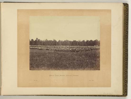 RECORD DATE NOT STATED Wagon park, Brandy Station, Virginia negative by T.H. O Sullivan, positive by A. Gardner.. Illus. in: Gardner s photographic sketch book of the war Alexander Gardner. Washington, D.C. : Philp & Solomons, c1866 , v. 2, no. 64, Copyright by A. Gardner, Title from item. United States, Army of the Potomac, 1860-1870, Carts & wagons, Virginia, Brandy Station, 1860-1870, Military camps, Virginia, Brandy Station, 1860-1870, United States, History, Civil War, 1861-1865, Equipment & supplies, Union, Virginia, United States, History, Civil War, 1861-1865, Transportation, Union, Virginia. Copyright: xpiemagsx civwarpietiff12032023-8727 !ACHTUNG AUFNAHMEDATUM GESCHÄTZT!
