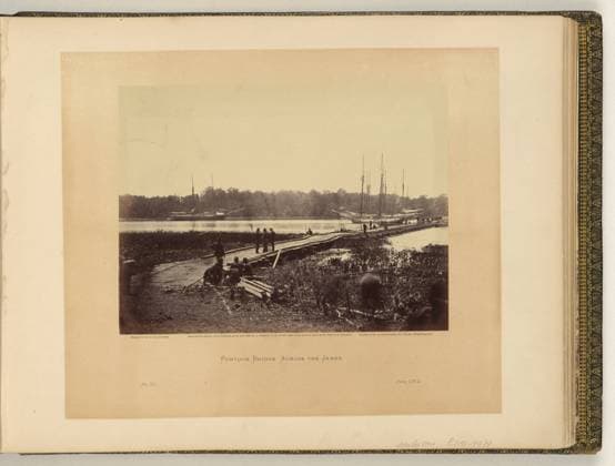 RECORD DATE NOT STATED Pontoon bridge across the James negative by J. Gardner, positive by A. Gardner.. Illus. in: Gardner s photographic sketch book of the war Alexander Gardner. Washington, D.C. : Philp & Solomons, c1866 , v. 2, no. 69, Copyright by A. Gardner, Title from item. United States, Army of the Potomac, 1860-1870, James River (Va.), 1860-1870, United States, History, Civil War, 1861-1865, Transportation, United States, History, Civil War, 1861-1865, Military personnel, Pontoon bridges, Charles City County, Virginia, 1860-1870. Copyright: xpiemagsx civwarpietiff12032023-8732 !ACHTUNG AUFNAHMEDATUM GESCHÄTZT!