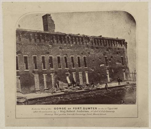 RECORD DATE NOT STATED Exterior view of the gorge of Fort Sumter on the 14th April 1861 after its evacuation by Maj. Robert Anderson 1st Arty. U.S.A. Commdg showing that portion towards Cummings Point, Morris i.e. Morris Island. Title from item, Mounted with two other photographs, Photograph is possibly half of a stereograph pair, Letter B is noted in top left corner of negative, Photograph was later used as the source for a lithograph with the same title which was included in the Atlas to accompany the official records of the Union and Confederate Armies by G. T. Beauregard in 1895. Forts & fortifications, South Carolina, Charleston, 1860-1870, War damage, South Carolina, Charleston, 1860-1870, Fort Sumter (Charleston, S.C.), 1860-1870, United States, Histor Copyright: xpiemagsx civwarpietiff12032023-11530 !ACHTUNG AUFNAHMEDATUM GESCHÄTZT!
