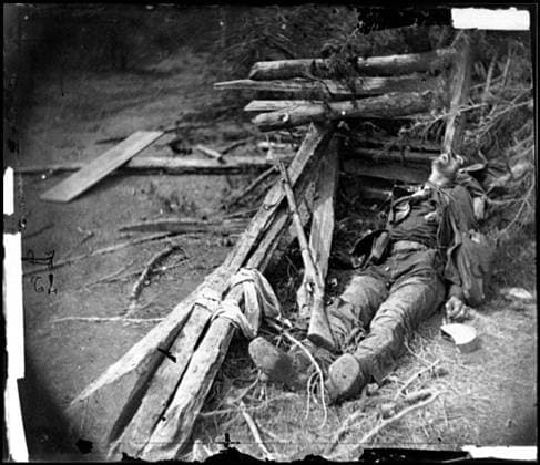 RECORD DATE NOT STATED Spotsylvania Court House, Virginia, vicinity. Body of a Confederate soldier near Mrs. Alsop s house. Civil war photographs, 1861-1865 , Selected Civil War Photographs, 1861-1865. United States, History, Civil War, 1861-1865, Casualties, Confederate, Wilderness, Battle of the, Va, 1864, War casualties, United States, Virginia, Spotsylvania Court House. Copyright: xpiemagsx civwarpietiff12032023-18254 !ACHTUNG AUFNAHMEDATUM GESCHÄTZT!