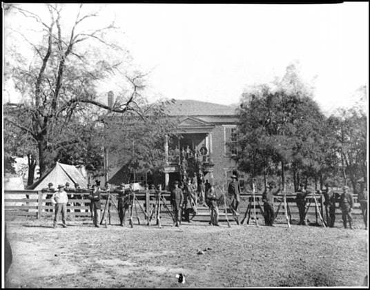 RECORD DATE NOT STATED Appomattox Court House, Virginia Federal soldiers at the courthouse. Civil war photographs, 1861-1865 , Selected Civil War Photographs, 1861-1865. United States, History, Civil War, 1861-1865, Petersburg (Va.), History, Siege, 1864-1865, Courthouses, United States, Virginia, Appomattox Court House. Copyright: xpiemagsx civwarpietiff12032023-18409 !ACHTUNG AUFNAHMEDATUM GESCHÄTZT!