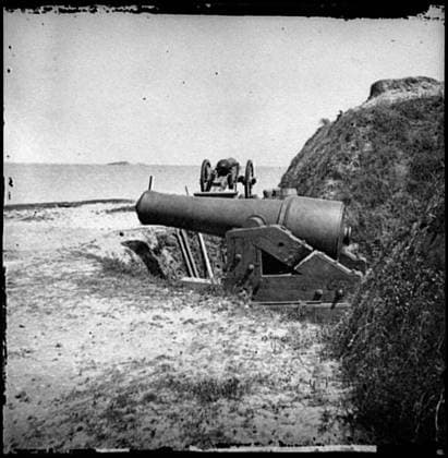 RECORD DATE NOT STATED Charleston, South Carolina Guns of Fort Johnson; Fort Sumter in distance. Civil war photographs, 1861-1865 , Selected Civil War Photographs, 1861-1865. United States, History, Civil War, 1861-1865, Military facilities, Charleston (S.C.), History, Civil War, 1861-1865, Forts & fortifications, United States, South Carolina, Charleston. Copyright: xpiemagsx civwarpietiff12032023-18574 !ACHTUNG AUFNAHMEDATUM GESCHÄTZT!