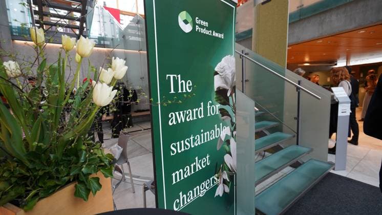 26.03.2023; Berlin, Deutschland, Europa, Welt Verleihung der Green Future Club Nachhaltigkeitspreise: Der Green Concept Award und der Green Product Award wurden ins Leben gerufen, um Produkte, Konzepte und Dienstleistungen auszuzeichnen, die in den Bereichen Nachhaltigkeit, Innovation und Design überzeugen. Start-ups und gegründete Unternehmen konnten sich für den Green Product Award bewerben, während der Green Concept Award visionäre Konzepte von Studenten und Absolventen prämierte. Insgesamt wurden in 14 Kategorien Preise vergeben, darunter Architektur & Tiny Houses, Mode, Mobilität und Sport. Ort: Die Nordischen Botschaften - Felleshus