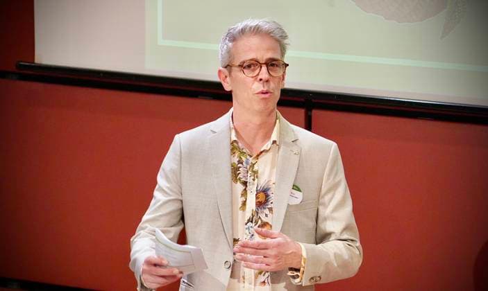 26.03.2023; Berlin, Deutschland, Europa, Welt Verleihung der Green Future Club Nachhaltigkeitspreise: Der Green Concept Award und der Green Product Award wurden ins Leben gerufen, um Produkte, Konzepte und Dienstleistungen auszuzeichnen, die in den Bereichen Nachhaltigkeit, Innovation und Design überzeugen. Start-ups und gegründete Unternehmen konnten sich für den Green Product Award bewerben, während der Green Concept Award visionäre Konzepte von Studenten und Absolventen prämierte. Insgesamt wurden in 14 Kategorien Preise vergeben, darunter Architektur & Tiny Houses, Mode, Mobilität und Sport. Im Bild: Green Future Club Geschäftsführer Nils Bader - Ort: Die Nordischen Botschaften - Felleshus