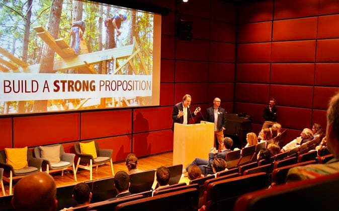 26.03.2023; Berlin, Deutschland, Europa, Welt Verleihung der Green Future Club Nachhaltigkeitspreise: Der Green Concept Award und der Green Product Award wurden ins Leben gerufen, um Produkte, Konzepte und Dienstleistungen auszuzeichnen, die in den Bereichen Nachhaltigkeit, Innovation und Design überzeugen. Start-ups und gegründete Unternehmen konnten sich für den Green Product Award bewerben, während der Green Concept Award visionäre Konzepte von Studenten und Absolventen prämierte. Insgesamt wurden in 14 Kategorien Preise vergeben, darunter Architektur & Tiny Houses, Mode, Mobilität und Sport. Ort: Die Nordischen Botschaften - Felleshus