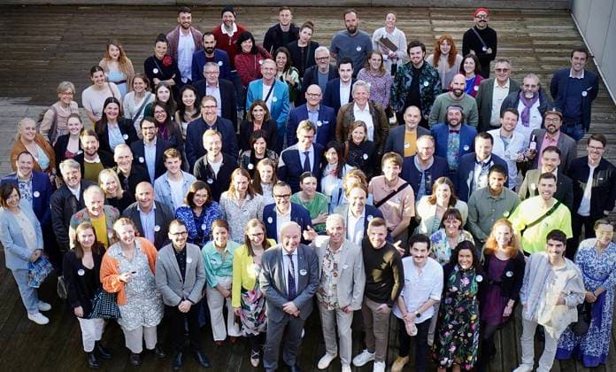 26.03.2023; Berlin, Deutschland, Europa, Welt Verleihung der Green Future Club Nachhaltigkeitspreise: Der Green Concept Award und der Green Product Award wurden ins Leben gerufen, um Produkte, Konzepte und Dienstleistungen auszuzeichnen, die in den Bereichen Nachhaltigkeit, Innovation und Design überzeugen. Start-ups und gegründete Unternehmen konnten sich für den Green Product Award bewerben, während der Green Concept Award visionäre Konzepte von Studenten und Absolventen prämierte. Insgesamt wurden in 14 Kategorien Preise vergeben, darunter Architektur & Tiny Houses, Mode, Mobilität und Sport. Ort: Die Nordischen Botschaften - Felleshus
