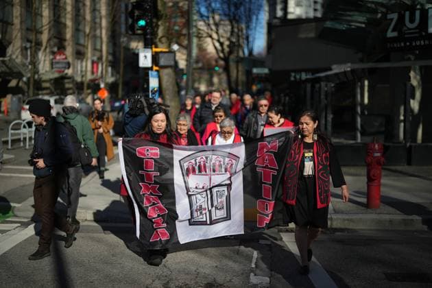 News Bilder des Tages April 3, 2023, VANCOUVER, BC, CANADA: Members of the Gitxaala Nation, including Chief Councillor Linda Innes, front right, march to B.C. Supreme Court in Vancouver, B.C., Monday, April 3, 2023. The British Columbia First Nation challenging the province over an online registry it uses to automatically grant mineral rights is very hopeful the B.C. Supreme Court will side with it following a two-week hearing in Vancouver, its chief councillor says. VANCOUVER CANADA - ZUMAc35_ 20230403_zaf_c35_066 Copyright: xDarrylxDyckx