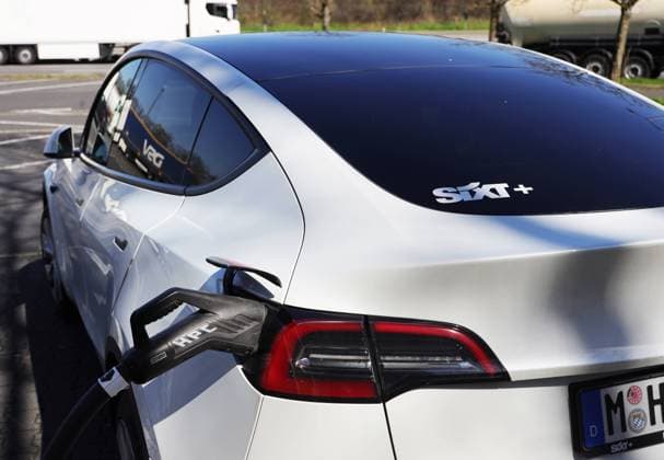 04.04.2023, Deutschland, NRW, Elektromobilität, E-Autos, SIXT TESLA, Mietfahrzeug beim Laden, Charger, Elektroauto, Münchner Kennzeichen, Parkplatz Hessen Deutschland Copyright: xD.xKerlekin SnowfieldxPhotographyx SF040423SixtD1
