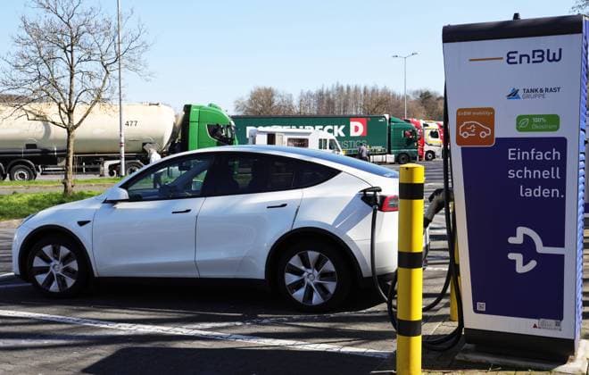 04.04.2023, Deutschland, NRW, Elektromobilität, E-Autos, SIXT TESLA, Mietfahrzeug beim Laden, Charger, Elektroauto, Münchner Kennzeichen, Parkplatz, ENBW mobility, Ökostrom Hessen Deutschland Copyright: xD.xKerlekin SnowfieldxPhotographyx SF040423SixtD2