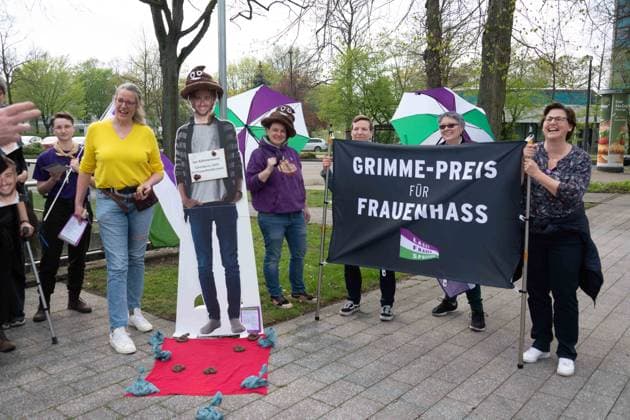 Demonstrantinnen kritisieren die Verleihung des Grimmepreises an Jan Boehmermann als ,,Grimmepreis fuer Frauenhass,, und verleihen ihm symbolisch den ,,Scheisspreis,, Roter Teppich, Red Carpet Show, Ankunft, arrival, 59. Verleihung des Adolf-Grimme-Preises Adolf-Grimme-Preis Grimmepreis in Marl, 21.04.2023. o¥Â