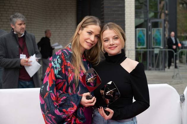 Grimmepreis fuer den Film KLEO, v.l. Viviane ANDEREGGEN, Regie, und Jella HAASE, Schauspielerin, Roter Teppich, Red Carpet Show, Ankunft, arrival, 59. Verleihung des Adolf-Grimme-Preises Adolf-Grimme-Preis Grimmepreis in Marl, 21.04.2023. o¥Â