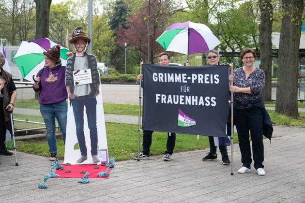 Demonstrantinnen kritisieren die Verleihung des Grimmepreises an Jan Boehmermann als ,,Grimmepreis fuer Frauenhass,, und verleihen ihm symbolisch den ,,Scheisspreis,, Roter Teppich, Red Carpet Show, Ankunft, arrival, 59. Verleihung des Adolf-Grimme-Preises Adolf-Grimme-Preis Grimmepreis in Marl, 21.04.2023. o¥Â