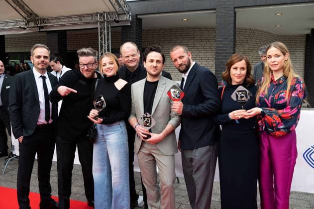 Entertainment Bilder des Tages Grimmepreis fuer den Film KLEO, das Team mit u.a. Hanno HACKFORT, 2.v.l, Jella HAASE, Schauspielerin, 3.v.l. Bob KONRAD, 4.v.l. Elena SENFT 2.v.r. und Viviane ANDEREGGEN r. Roter Teppich, Red Carpet Show, Ankunft, arrival, 59. Verleihung des Adolf-Grimme-Preises Adolf-Grimme-Preis Grimmepreis in Marl, 21.04.2023. o¥Â