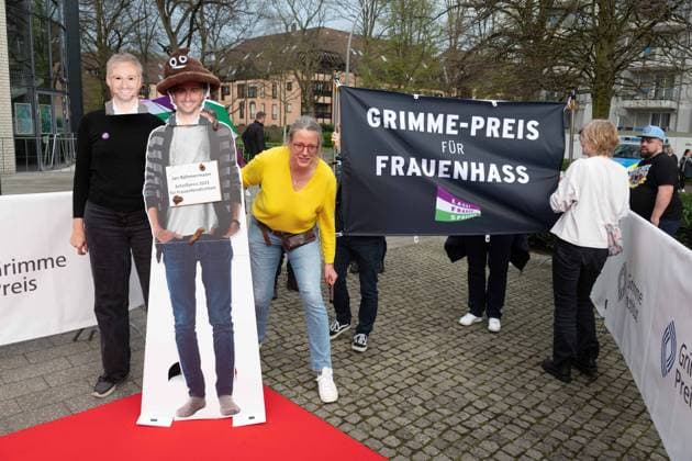 Demonstrantinnen kritisieren die Verleihung des Grimmepreises an Jan Boehmermann als ,,Grimmepreis fuer Frauenhass,, und verleihen ihm symbolisch den ,,Scheisspreis,, Roter Teppich, Red Carpet Show, Ankunft, arrival, 59. Verleihung des Adolf-Grimme-Preises Adolf-Grimme-Preis Grimmepreis in Marl, 21.04.2023. o¥Â