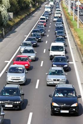 Stau im Verkehr mit Autos auf einer Autobahn Strasse Stau im Verkehr mit Autos auf einer Autobahn Strasse Copyright: xZoonar.com ErwinxWodickax 928100