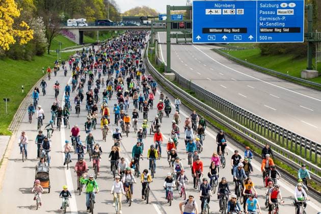 Rad-Sternfahrt des ADFC, Teilstück über die Autobahn A96, München, 23. April 2023 Deutschland, München, 23. April 2023, große Rad-Sternfahrt des ADFC, hier auf der gesperrten Autobahn A 96 bei München-Laim, fahren stadtauswärts, Fahrraddemo für die Unterstützung des Volksbegehrens Radentscheid Bayern , tausende Teilnehmer, Motto der Fahrrad-Demo: gemeinsam Radeln für eine bayernweit bessere Radinfrastruktur, Teilstück über die A96 von Sendling bis zur Ausfahrt Blumenau, Verkehr, Fahrrad fahren, Verkehrswende, Umwelt, Klimaschutz, Bayern,