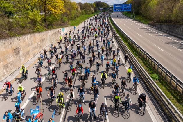 Rad-Sternfahrt des ADFC, Teilstück über die Autobahn A96, München, 23. April 2023 Deutschland, München, 23. April 2023, große Rad-Sternfahrt des ADFC, hier auf der gesperrten Autobahn A 96 bei München-Laim, fahren stadtauswärts, Fahrraddemo für die Unterstützung des Volksbegehrens Radentscheid Bayern , tausende Teilnehmer, Motto der Fahrrad-Demo: gemeinsam Radeln für eine bayernweit bessere Radinfrastruktur, Teilstück über die A96 von Sendling bis zur Ausfahrt Blumenau, Verkehr, Fahrrad fahren, Verkehrswende, Umwelt, Klimaschutz, Bayern,