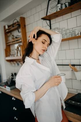 Beautiful woman drinking coffee in her vintage kitchen. ?drelo, Brani?evo District, Serbia R_NEST230419-1172722-01 ,model released, Symbolfoto