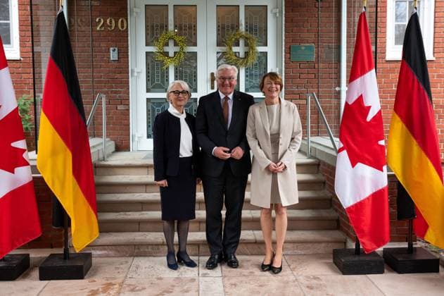 News Bilder des Tages April 24, 2023, Ottawa, ON, Canada: Ambassador of Germany to Canada, Sabine Sparwasser, left, greets German President Frank-Walter Steinmeier, center, and his wife Elke Bo¼denbender at the official residence of the German Ambassador to Canada during an official visit in Ottawa on Monday, April 24, 2023. Ottawa Canada - ZUMAc35_ 20230424_zaf_c35_062 Copyright: xSpencerxColbyx