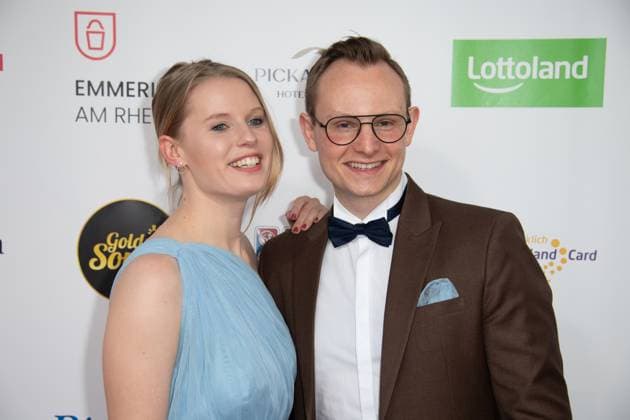 Ricardo MARINELLO, Saenger, Opernsaenger, Tenor, Begleiterin nicht identifiziert, Roter Teppich, Red Carpet Show, Ankunft, arrival, Die Goldene Sonne 2023, am 22.04.2023 im Wunderland Kalkar,