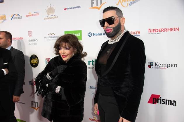 von links: Schauspielerin Dame Joan COLLINS, Harald GLOEOECKLER, Glööckler, Modedesigner, Roter Teppich, Red Carpet Show, Ankunft, arrival, Die Goldene Sonne 2023, am 22.04.2023 im Wunderland Kalkar,