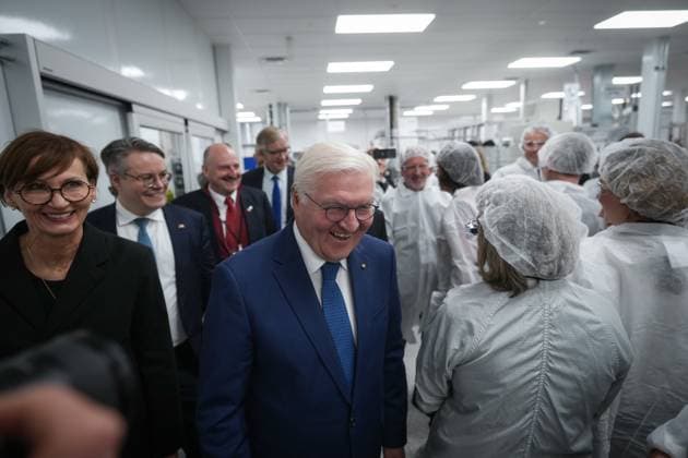 News Bilder des Tages April 25, 2023, BURNABY, BC, CANADA: Germany President Frank-Walter Steinmeier laughs as he jokes with employees during a tour of fuel cell stack manufacturer, Cellcentric Canada, in Burnaby, B.C., Tuesday, April 25, 2023. BURNABY CANADA - ZUMAc35_ 20230425_zaf_c35_056 Copyright: xDarrylxDyckx