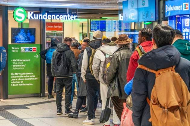 Deutschlandticket: lange Schlange vor dem S-Bahn-Kundencenter, München, 28.04.2023 Deutschland, München, 28. April 2023, lange Schlange vor dem S-Bahn Kundencenter am Hauptbahnhof, viele Münchner stehen an, um das Deutschlandticket zu kaufen, lange Wartezeiten beim Verkauf des 49-Euro-Tickets, D-Ticket gültig ab 1. Mai, ÖPNV, Öffentlicher Personennahverkehr, Bayern