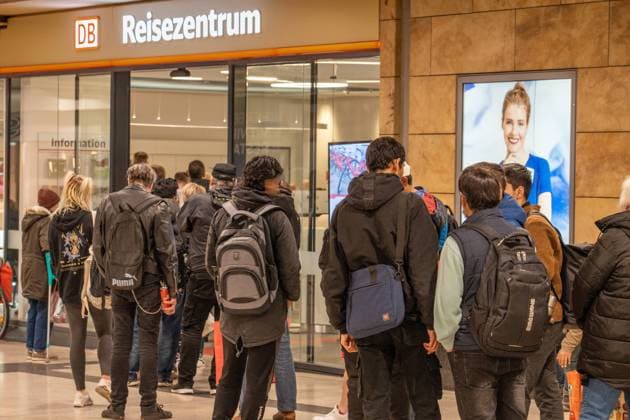 Schlange vor dem DB Reisezentrum im Leipziger Hauptbahnhof, Leipzig, 2. Mai 2023 Deutschland, Leipzig, 2. Mai 2023, Schlange vor dem DB Reisezentrum im Leipziger Hauptbahnhof, Deutschlandticket kaufen, Deutsche Bahn, Verkehr, Sachsen,