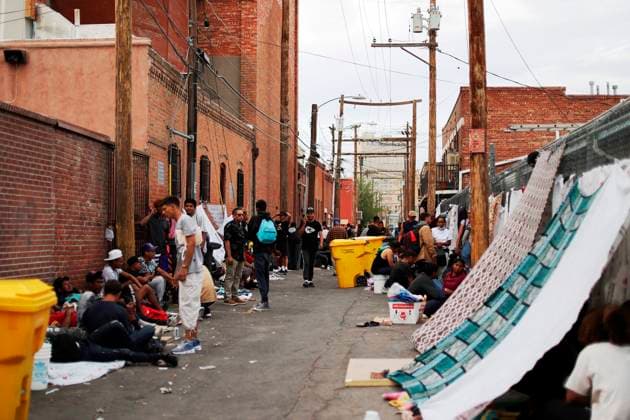 Migrants camp Wednesday, May 3, 2023, in an area for migrants crossing from Mexico in the vicinity of the Sacred Heart Church, in the central area of the border city of El Paso, Texas., USA (Issued 04 May 2023). The Venezuelan Luis Gutiérrez, one of the hundreds of migrants who are arriving in El Paso (Texas) these days, tells EFE that he knows nothing of Title 42, a directive for the expedited expulsion of migrants at the border that is expected to cease to apply. apply in a week. EFE Jesus Rosales Venezuelan migrants in El Paso embrace only their faith, not policies !ACHTUNG: NUR REDAKTIONELLE NUTZUNG! Copyright: xJesúsxRosalesx USA6758 20230504-8a544bdc66bed6736e26728974e605fba2646565
