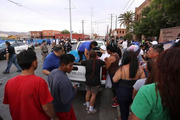 Migrants surround a van where donations are delivered, Wednesday, May 3, 2023, at a camp for migrants crossing from Mexico set up near the Sacred Heart Church in the central area of the border city of El Paso, Texas, USA (Issued 04 May 2023). The Venezuelan Luis Gutiérrez, one of the hundreds of migrants who are arriving in El Paso (Texas) these days, tells EFE that he knows nothing of Title 42, a directive for the expedited expulsion of migrants at the border that is expected to cease to apply. apply in a week. EFE Jesus Rosales Venezuelan migrants in El Paso embrace only their faith, not policies !ACHTUNG: NUR REDAKTIONELLE NUTZUNG! Copyright: xJesúsxRosalesx USA6762 20230504-8b5773d95fa2070862ad80f8ee9513a8c7a6f1c4