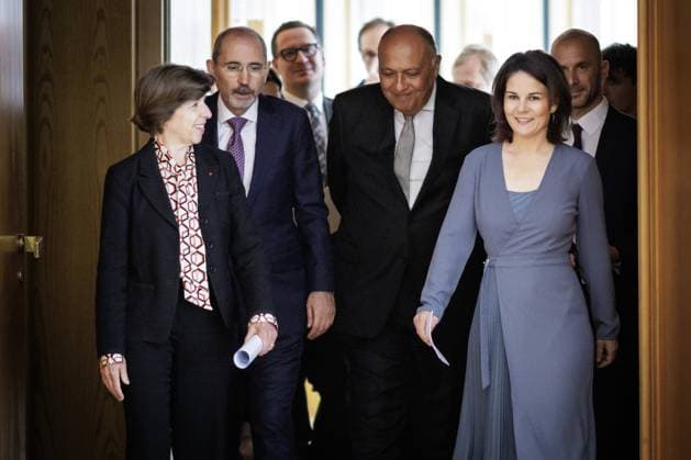 Lage im Nahostkonflikt: Annalena Baerbock, Bundesaussenministerin, laedt zu Kleeblatt-Treffen nach Berlin ein. Hier aufgenommen auf dem Weg zu einer Pressekonferenz nach dem gemeinsamen Gespraech (L-R): Catherine Colonna, Aussenministerin von Frankreich, Ayman Safadi , Aussenminister von Jordanien, Sameh Shoukry, Aussenminister von Aegypten, und Annalena Baerbock, Bundesaussenministerin. Berlin, 11.05.2023. Berlin Deutschland