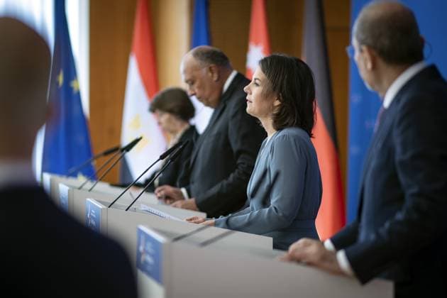 Annalena Baerbock, Bundesaussenministerin, laedt zu Kleeblatt-Treffen nach Berlin ein. Hier aufgenommen bei einer Pressekonferenz nach dem gemeinsamen Gespraech (L-R): Catherine Colonna, Aussenministerin von Frankreich, Sameh Shoukry, Aussenminister von Aegypten, Annalena Baerbock, Bundesaussenministerin, und Ayman Safadi , Aussenminister von Jordanien. Berlin, 11.05.2023. Berlin Deutschland