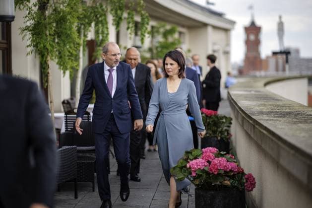 Annalena Baerbock, Bundesaussenministerin, laedt zu Kleeblatt-Treffen nach Berlin ein. Hier aufgenommen auf dem Weg zu einem gemeinsamen Arbeitsmittagessen: (L-R) Ayman Safadi , Aussenminister von Jordanien, und Annalena Baerbock, Bundesaussenministerin, sowie dahinter Catherine Colonna, Aussenministerin von Frankreich, Sameh Shoukry, Aussenminister von Aegypten. Berlin, 11.05.2023. Berlin Deutschland