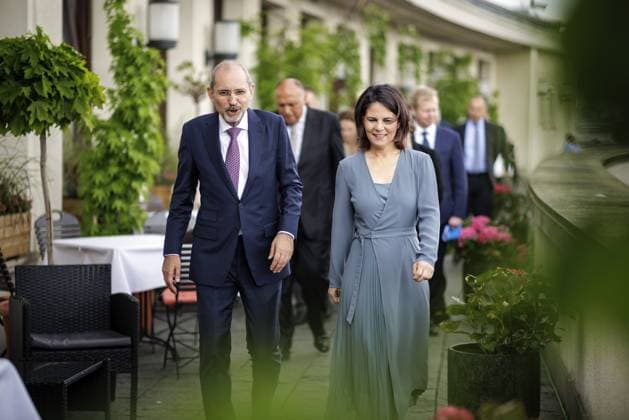 Annalena Baerbock, Bundesaussenministerin, laedt zu Kleeblatt-Treffen nach Berlin ein. Hier aufgenommen auf dem Weg zu einem gemeinsamen Arbeitsmittagessen: (L-R) Ayman Safadi , Aussenminister von Jordanien, und Annalena Baerbock, Bundesaussenministerin, sowie dahinter Catherine Colonna, Aussenministerin von Frankreich, Sameh Shoukry, Aussenminister von Aegypten. Berlin, 11.05.2023. Berlin Deutschland