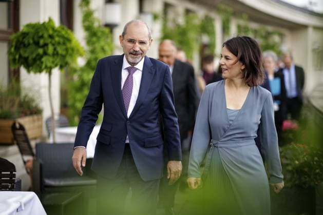 Annalena Baerbock, Bundesaussenministerin, laedt zu Kleeblatt-Treffen nach Berlin ein. Hier aufgenommen auf dem Weg zu einem gemeinsamen Arbeitsmittagessen: (L-R) Ayman Safadi , Aussenminister von Jordanien, und Annalena Baerbock, Bundesaussenministerin, sowie dahinter Catherine Colonna, Aussenministerin von Frankreich, Sameh Shoukry, Aussenminister von Aegypten. Berlin, 11.05.2023. Berlin Deutschland
