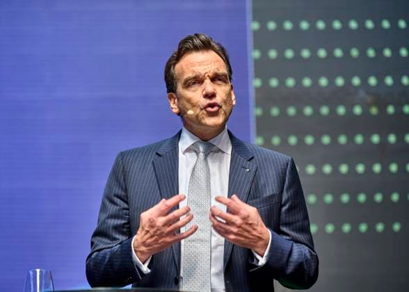 Christoph Gröner, CEO Gröner Group EUR, Europa, Deutschland, Berlin, 12.05.2023: Keynote Christoph Gröner, CEO Gröner Group. Unter dem Motto: Alle 80 Sekunden müsste eine Wohnung gebaut werden, um das Ziel 400.000 neue Wohnungen im Jahr zu erreichen. Das Baustellengespräch 80 Sekunden - Neues Bauen vermittelt Kontakte zwischen Politik, Wirtschaft, Investoren sowie der Wissenschaft.