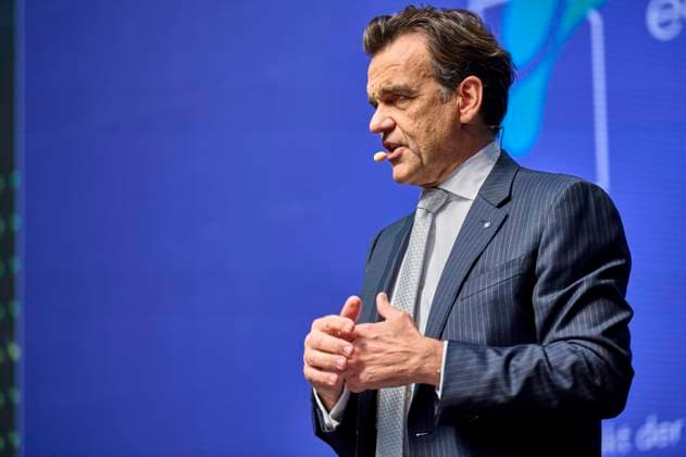 Christoph Gröner, CEO Gröner Group EUR, Europa, Deutschland, Berlin, 12.05.2023: Keynote Christoph Gröner, CEO Gröner Group. Unter dem Motto: Alle 80 Sekunden müsste eine Wohnung gebaut werden, um das Ziel 400.000 neue Wohnungen im Jahr zu erreichen. Das Baustellengespräch 80 Sekunden - Neues Bauen vermittelt Kontakte zwischen Politik, Wirtschaft, Investoren sowie der Wissenschaft.