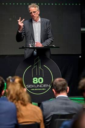 80 Sekunden: Neues Bauen- Keynote Stefan Wenzel, BMWK EUR, Europa, Deutschland, Berlin, 12.05.2023: Unter dem Motto: Alle 80 Sekunden müsste eine Wohnung gebaut werden, um das Ziel 400.000 neue Wohnungen im Jahr zu erreichen. Das Baustellengespräch 80 Sekunden - Neues Bauen vermittelt Kontakte zwischen Politik, Wirtschaft, Investoren sowie der Wissenschaft.