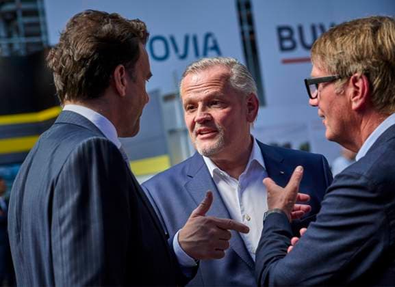 Christoph Gröner + Andreas Engelhardt + Ronald Profalla EUR, Europa, Deutschland, Berlin, 12.05.2023: Im Gespräch Christoph Gröner, CEO Gröner mit Andreas Engelhardt, Schüco International KG und + Ronald Profalla, Geschäftsführer der Gröner Group. Unter dem Motto: Alle 80 Sekunden müsste eine Wohnung gebaut werden, um das Ziel 400.000 neue Wohnungen im Jahr zu erreichen. Das Baustellengespräch 80 Sekunden - Neues Bauen vermittelt Kontakte zwischen Politik, Wirtschaft, Investoren sowie der Wissenschaft.