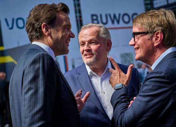 Christoph Gröner + Andreas Engelhardt + Ronald Profalla EUR, Europa, Deutschland, Berlin, 12.05.2023: Im Gespräch Christoph Gröner, CEO Gröner mit Andreas Engelhardt, Schüco International KG und + Ronald Profalla, Geschäftsführer der Gröner Group. Unter dem Motto: Alle 80 Sekunden müsste eine Wohnung gebaut werden, um das Ziel 400.000 neue Wohnungen im Jahr zu erreichen. Das Baustellengespräch 80 Sekunden - Neues Bauen vermittelt Kontakte zwischen Politik, Wirtschaft, Investoren sowie der Wissenschaft.