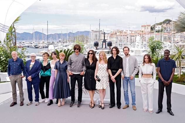 Pascal Greggory, Pierre Richard, Laura Le Velly, Suzanne de Baecque, India Hair, Diego Le Fur, Maiwenn, Pauline Pollmann, Thibault Bonenfant, Benjamin Lavernhe, Capucine Valmary und Djibril Djimo beim Photocall zum Kinofilm Jeanne du Barry auf dem Festival de Cannes 2023 76. Internationale Filmfestspiele von Cannes am Palais des Festivals. Cannes, 17.05.2023