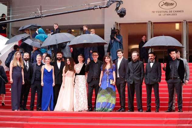 Janine Jackowski, Erdem Senocak, Ece Bagci, Merve Dizda, Nuri Bilge Ceylan, Ebru Ceylan, Ayaz Ceylan, Deniz Celiloglu, Musab Ekici, Mediha Didem Türemen, Nadir Operli und Alexandre Mallet-Guy bei der Premiere des Kinofilms Kuru Otlar Üstüne About Dry Grasses auf dem Festival de Cannes 2023 76. Internationale Filmfestspiele von Cannes im Palais des Festivals. Cannes, 19.05.2023