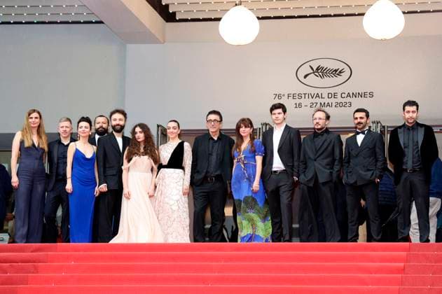 Janine Jackowski, Erdem Senocak, Ece Bagci, Merve Dizda, Nuri Bilge Ceylan, Ebru Ceylan, Ayaz Ceylan, Deniz Celiloglu, Musab Ekici, Mediha Didem Türemen, Nadir Operli und Alexandre Mallet-Guy bei der Premiere des Kinofilms Kuru Otlar Üstüne About Dry Grasses auf dem Festival de Cannes 2023 76. Internationale Filmfestspiele von Cannes im Palais des Festivals. Cannes, 19.05.2023