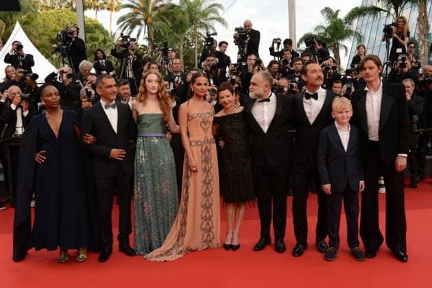 Internationale Filmfestspiele von Cannes, Firebrand Premiere May 21, 2023, CANNES, France: CANNES, FRANCE - MAY 21: Amr Waked, Mina Andala, Sam Riley, Junia Rees, a guest, Gabrielle Tana, director Karim Aïnouz, Alicia Vikander, and Jude Law attend the Firebrand (Le Jeu De La Reine) red carpet during the 76th annual Cannes film festival at Palais des Festivals on May 21, 2023 in Cannes, France CANNES France - ZUMAi09_ 20230521_zaf_i09_069 Copyright: xFrederickxInjimbertx