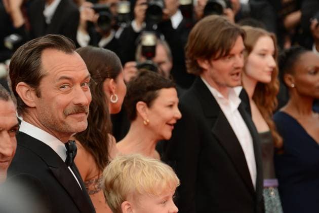 Internationale Filmfestspiele von Cannes, Firebrand Premiere May 21, 2023, CANNES, France: CANNES, FRANCE - MAY 21: (L-R) Sam Riley, Gabrielle Tana, director Karim Aïnouz, Alicia Vikander and Jude Law attend the Firebrand (Le Jeu De La Reine) red carpet during the 76th annual Cannes film festival at Palais des Festivals on May 21, 2023 in Cannes, France. CANNES France - ZUMAi09_ 20230521_zaf_i09_068 Copyright: xFrederickxInjimbertx