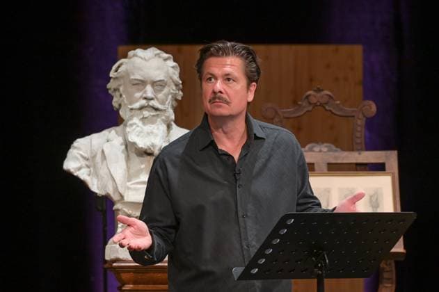 Konzert und Lesung Brahms und die Volksmusik , mit den Künstlern Opernsänger Raphael Fingerlos, Schauspieler Michael Dangl und Pianist Sascha El Mouissi im Stadttheater Gmunden, im Rahmen der Reihe Hausmusikroas , der Salzkammergut Festwochen Gmunden, am 21.05.23. Das Bild zeigt den Schauspieler Michael Dangl 2023 - Konzert und Lesung Brahms und die Volksmusik , mit den Künstlern Opernsänger Raphael Fingerlos, Schauspieler Michael Dangl und Pianist Sascha El Mouissi im Stadttheater Gmunden, im Rahmen der Reihe Hausmusikroas , der Salzkammergut Festwochen Gmunden, am 21.05.23