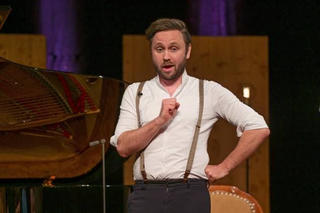 Konzert und Lesung Brahms und die Volksmusik , mit den Künstlern Opernsänger Raphael Fingerlos, Schauspieler Michael Dangl und Pianist Sascha El Mouissi im Stadttheater Gmunden, im Rahmen der Reihe Hausmusikroas , der Salzkammergut Festwochen Gmunden, am 21.05.23. Das Bild zeigt den Opernsänger Raphael Fingerlos 2023 - Konzert und Lesung Brahms und die Volksmusik , mit den Künstlern Opernsänger Raphael Fingerlos, Schauspieler Michael Dangl und Pianist Sascha El Mouissi im Stadttheater Gmunden, im Rahmen der Reihe Hausmusikroas , der Salzkammergut Festwochen Gmunden, am 21.05.23